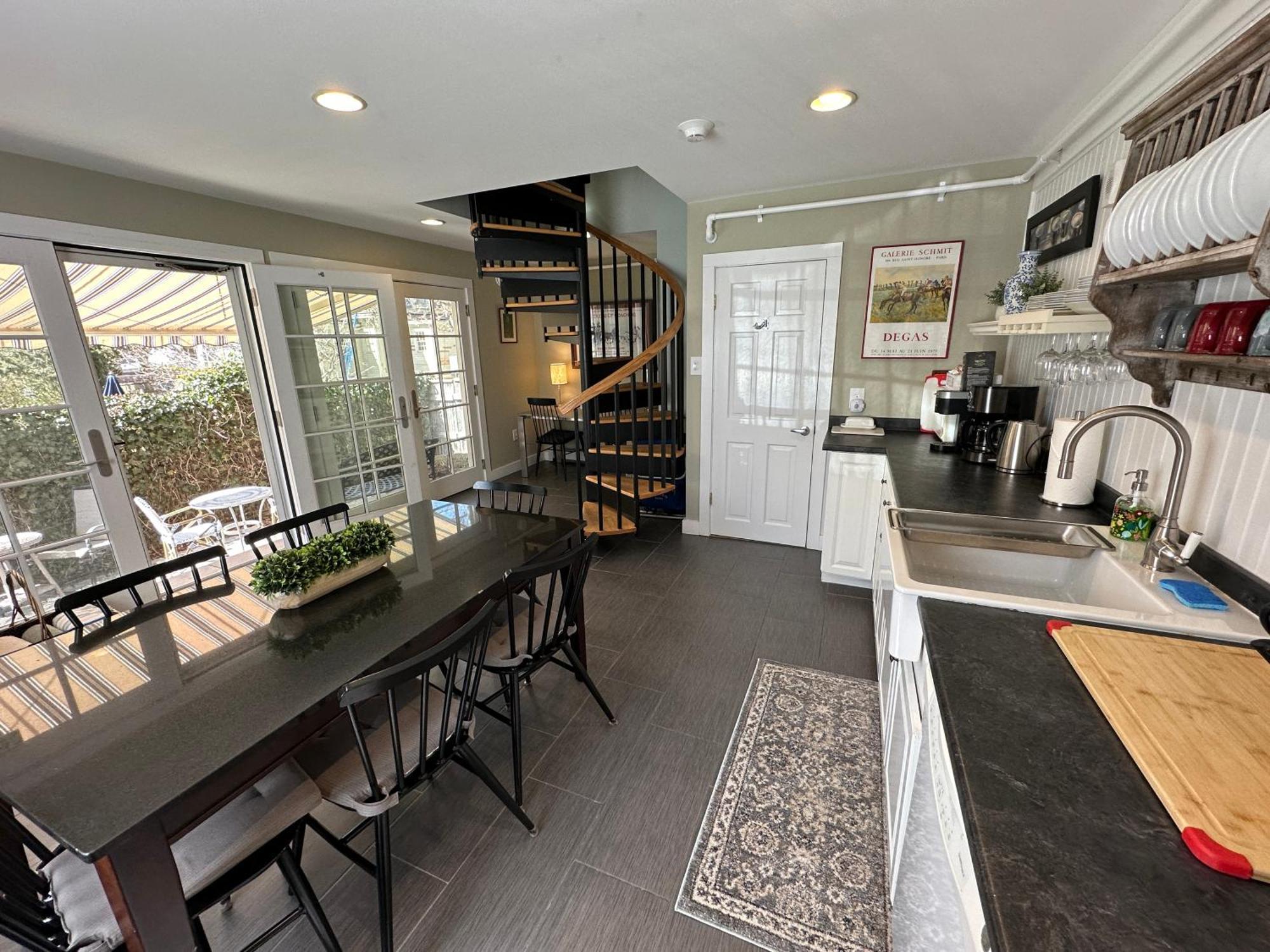 Entire Historic 5 Bed 5 Bath Inn Sleeps 17 นิวพอร์ต ภายนอก รูปภาพ