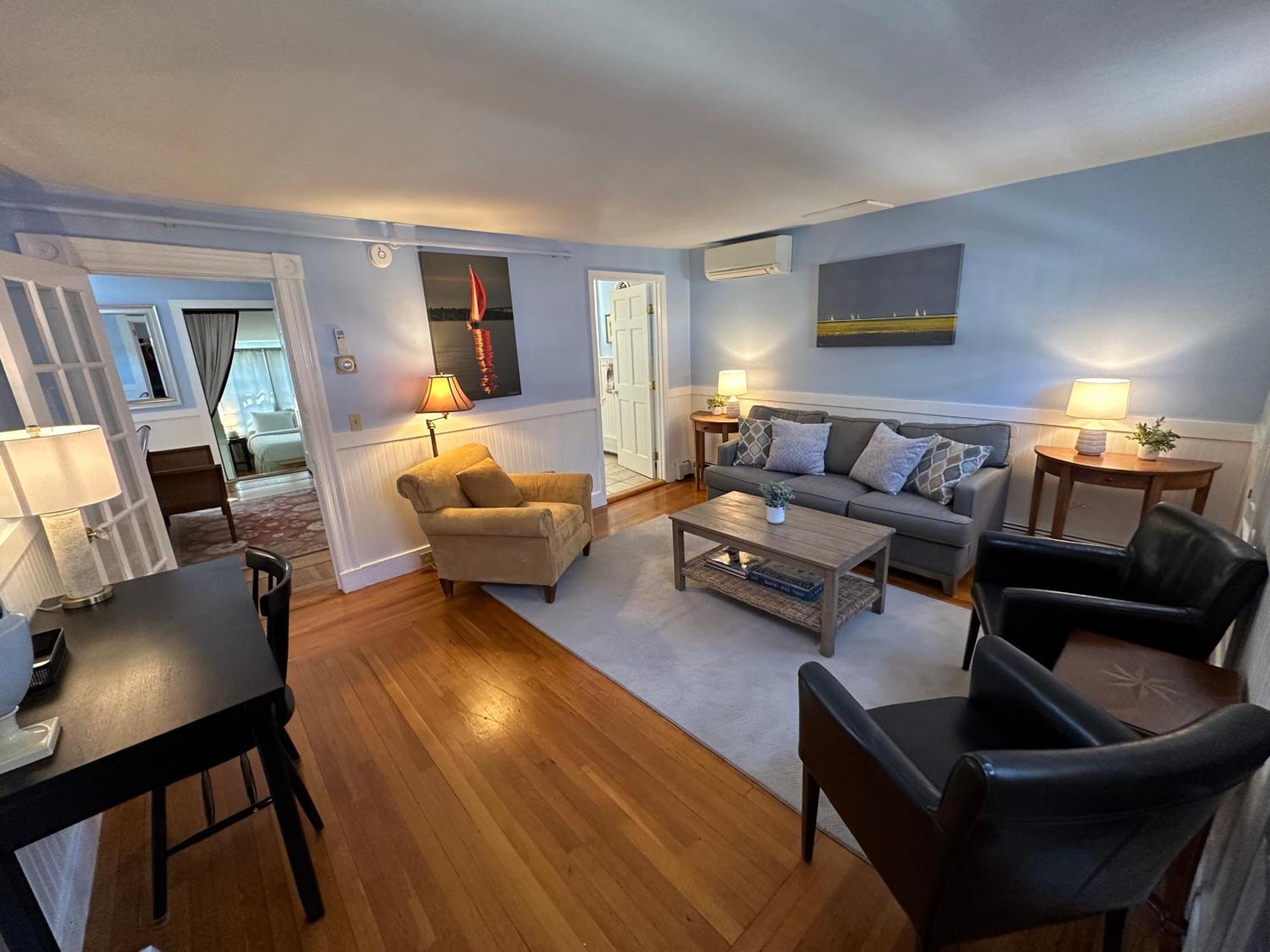 Entire Historic 5 Bed 5 Bath Inn Sleeps 17 นิวพอร์ต ภายนอก รูปภาพ